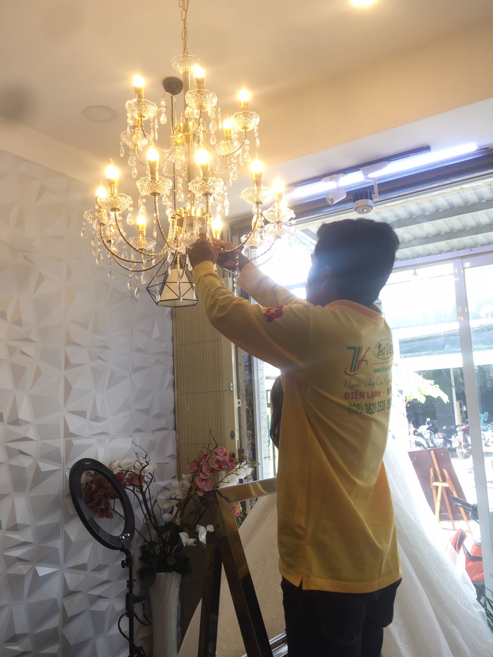 Thợ lắp đèn chùm trang trí Tại Tp HCM, dịch vụ lắp đặt đèn chùm tại Tp Hồ Chí MInh