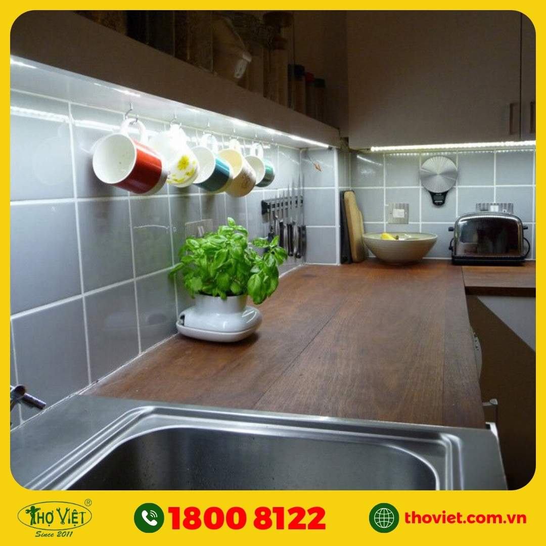 Lắp đèn LED tủ bếp
