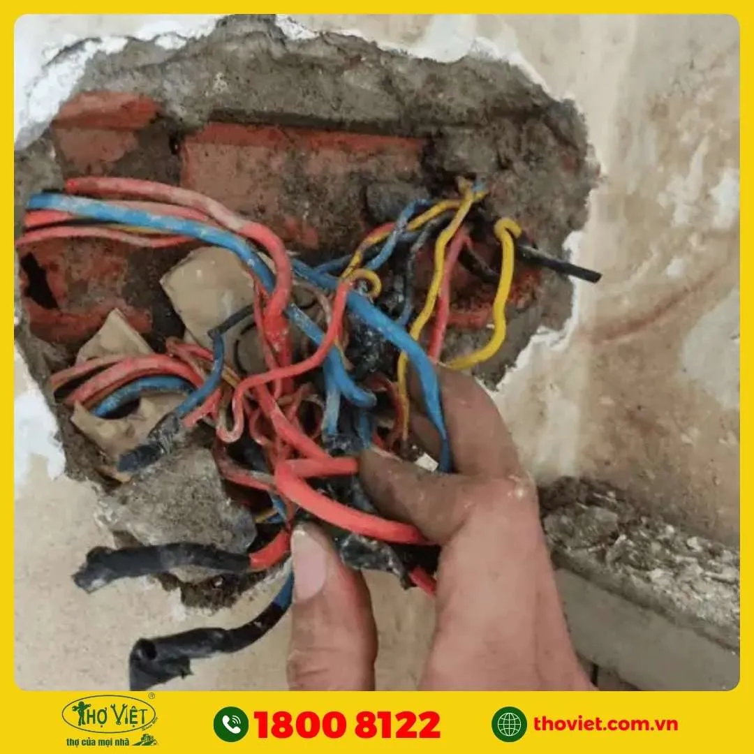 Chập điện do ẩm ướt, nước rò rỉ