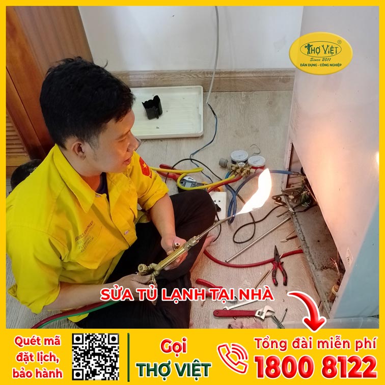 Thợ sửa tủ lạnh bị kẹt block