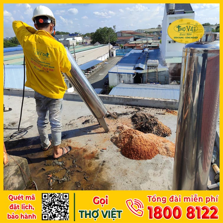 Thợ vệ sinh cột lọc nước