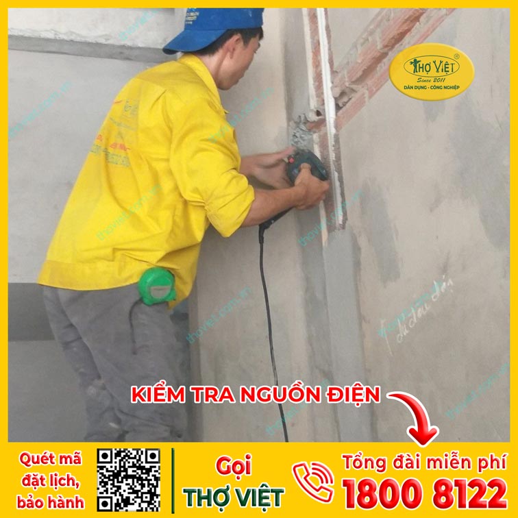 Thợ kiểm tra nguồn điện