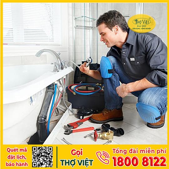 Thợ sửa chữa bồn tắm nằm 
