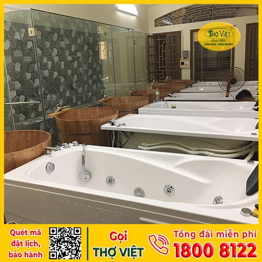 Thợ sửa chữa bồn tắm nằm