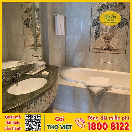 Thợ sửa chữa bồn tắm nằm