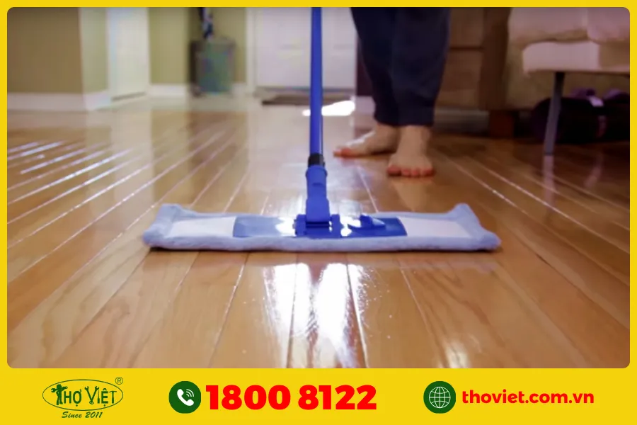 nước bị rò rỉ trên sàn nhà