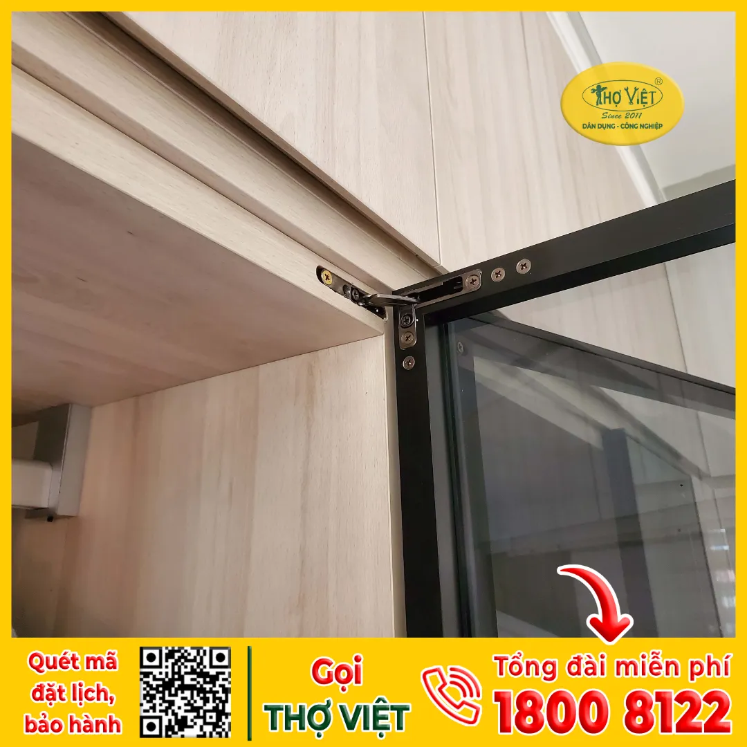 Bản lề cửa kính có âm thanh lạ