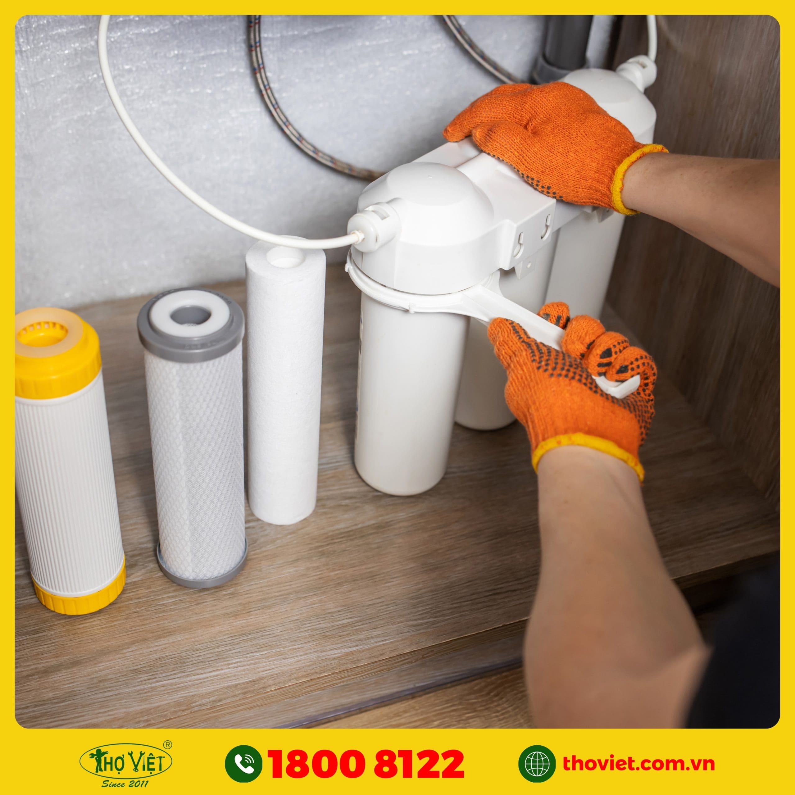 Thợ Việt lắp máy lọc nước