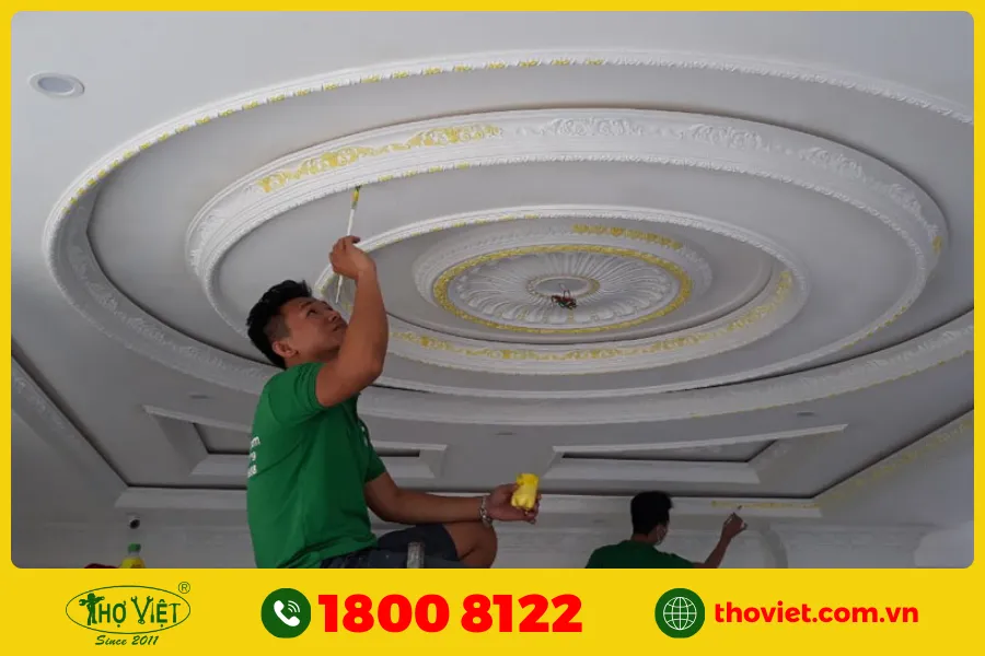 Tiến hành sơn phào chỉ trần