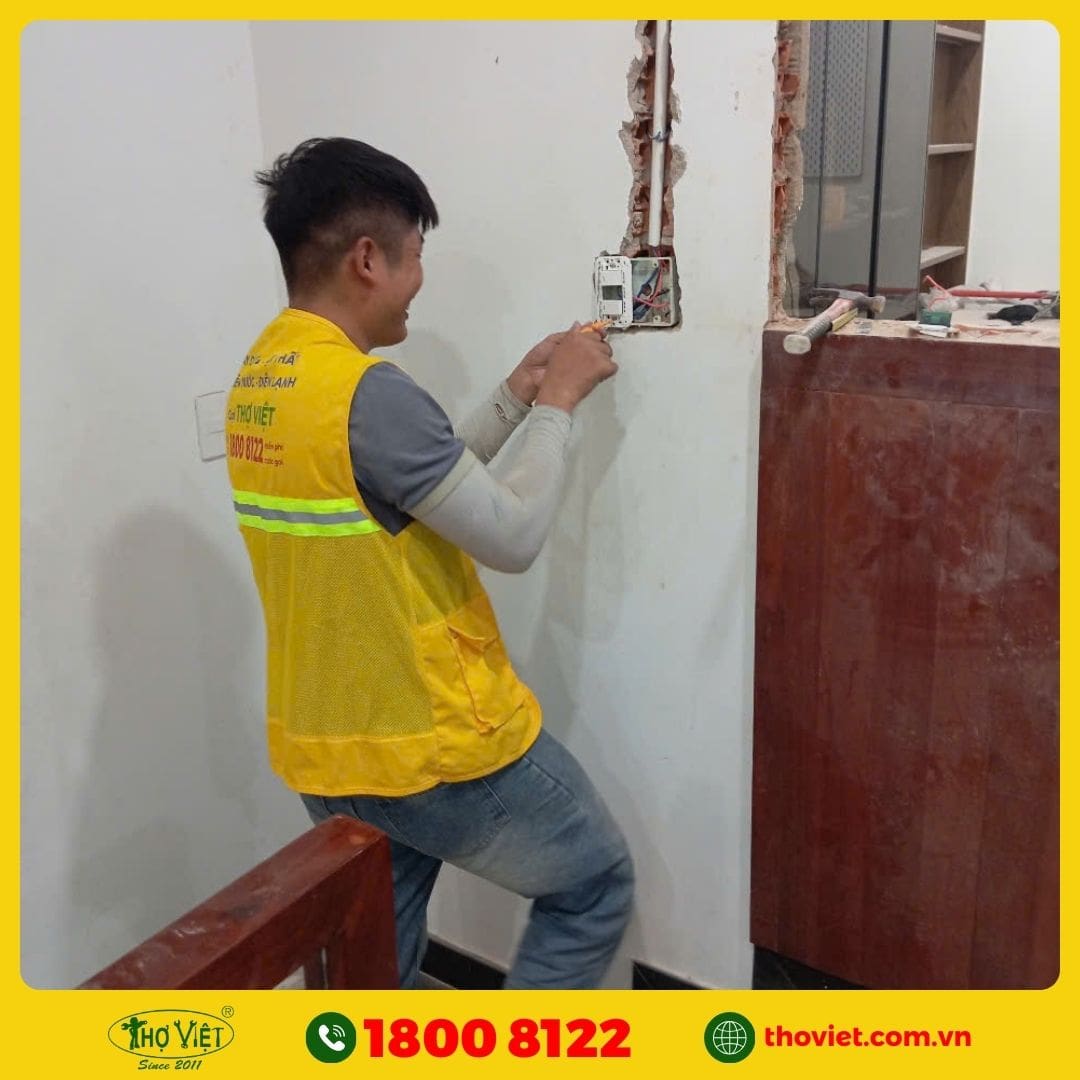 Thợ Việt lặp ổ điện 2 công tắc 1 ổ cắm