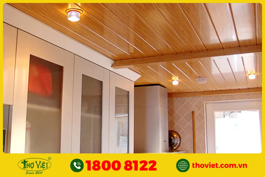 Mẫu trần thạch cao sơn giả gỗ đẹp 2