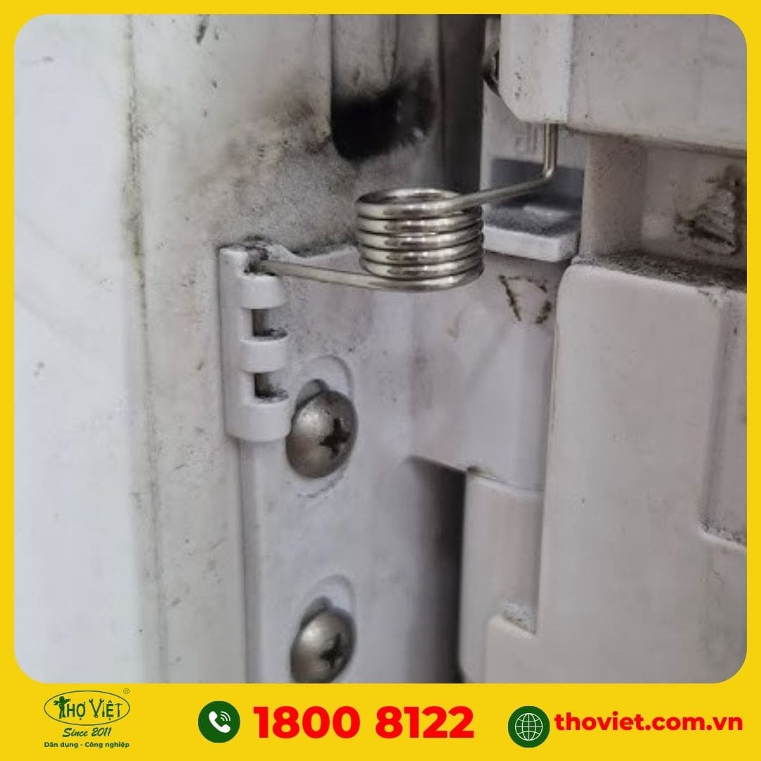 Bản lề, cửa tủ lạnh Hitachi bị xệ, mòn hoặc gãy