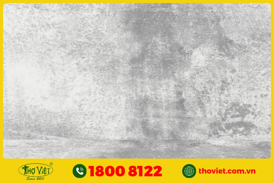Bước 2: Đảm bảo bề mặt tường khô ráo trước thi công.
