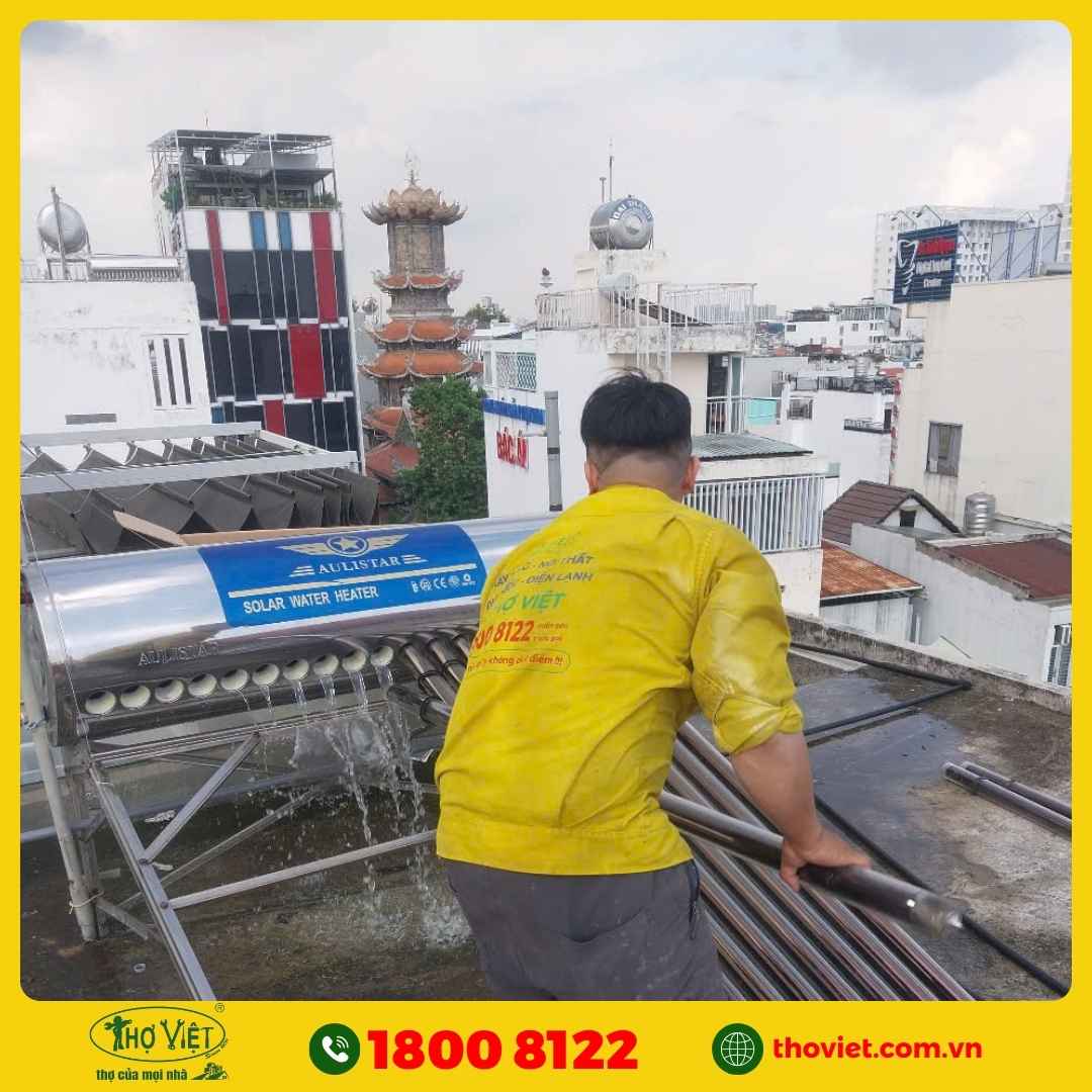 Thợ Việt lắp đặt máy nước nóng năng lượng mặt trời tại quận Tân Phú