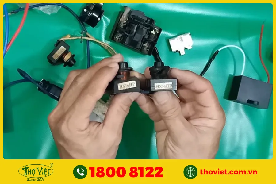 ơ le tủ lạnh là một thiết bị quan trọng giúp điều chỉnh và quản lý hoạt động của máy nén (hay còn gọi là block) trong tủ lạnh.