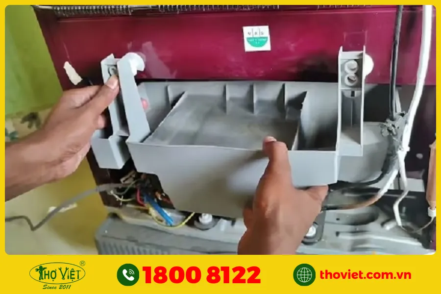 Khay nước bị nứt hoặc hỏng