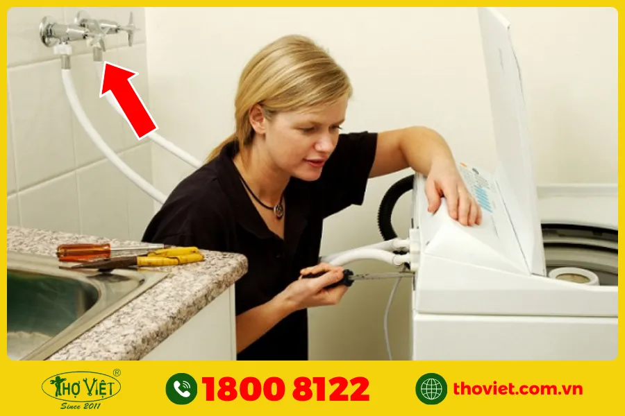 Vòi nước bị khóa hoặc chưa mở