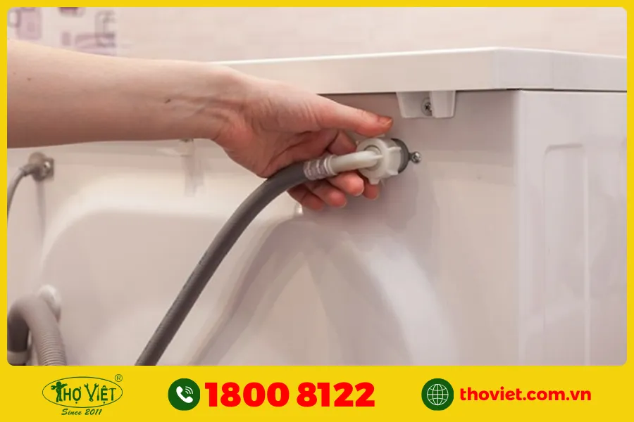 Ống cấp nước bị uốn cong hoặc bị chặn