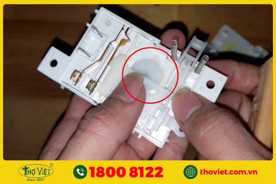 Do công tắc cửa máy giặt Toshiba bị hỏng