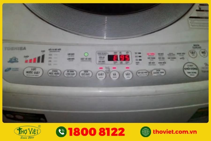 Lỗi E95 trên tủ lạnh Toshiba cảnh báo rằng phao áp lực đang gặp sự cố. Phao áp lực là linh kiện quan trọng giúp điều chỉnh và duy trì mức độ làm lạnh trong tủ. 