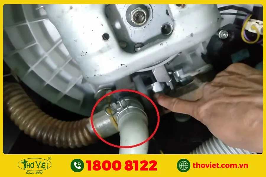 Ống thoát nước máy giặt LG bị tắc