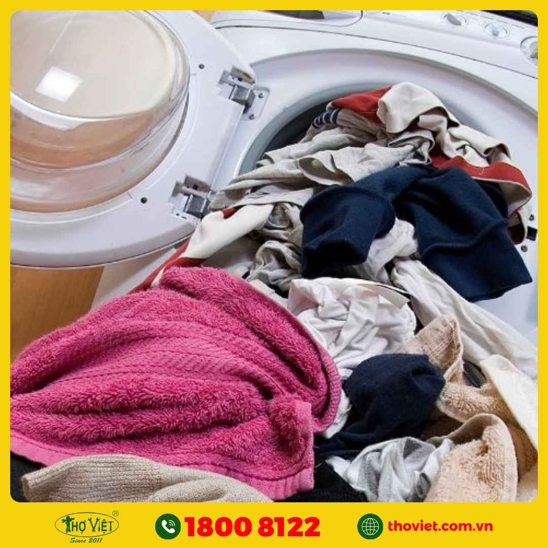 Một lần giặt quá nhiều đồ 