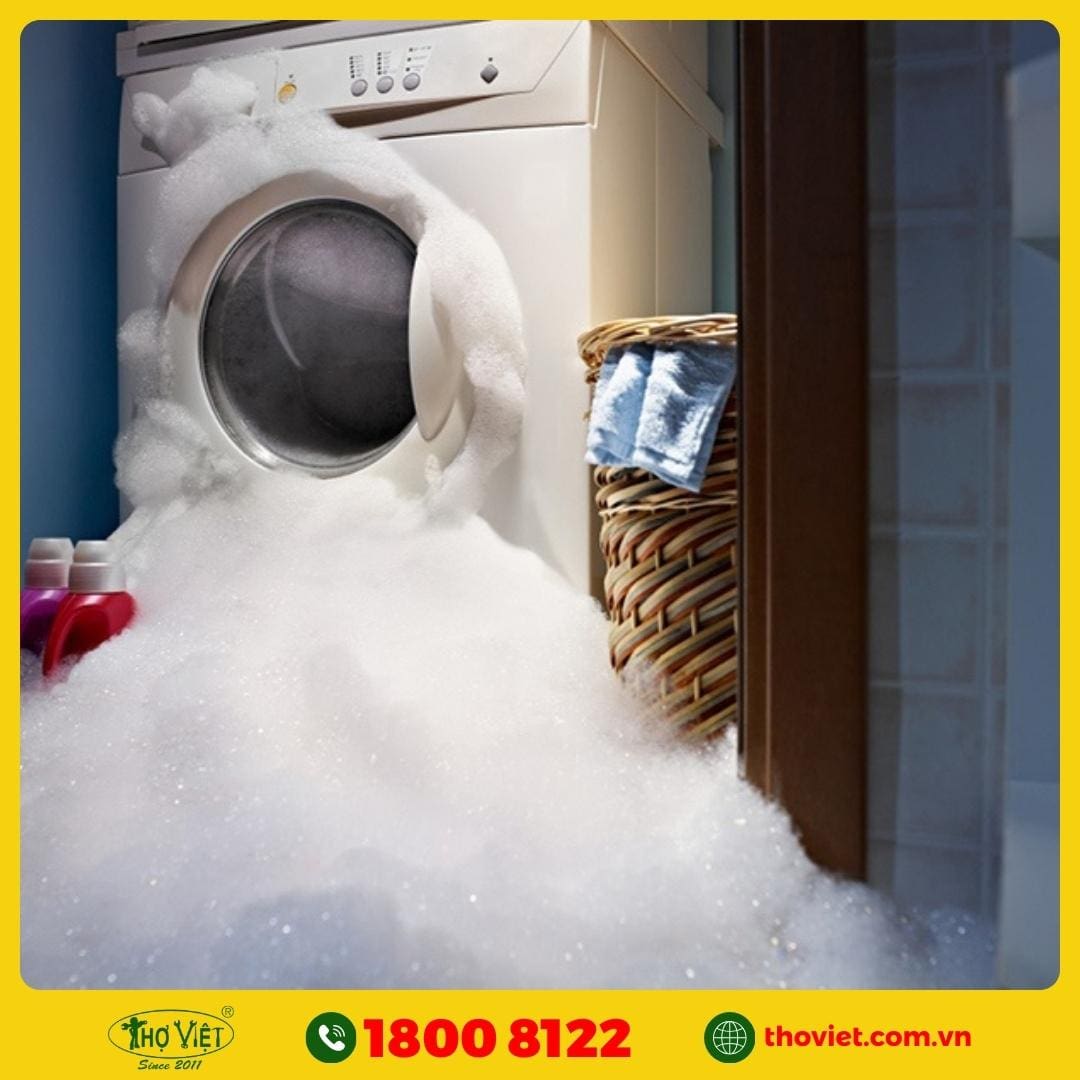 Sử dụng nhiều bột giặt tạo bọt vào máy giặt Aqua