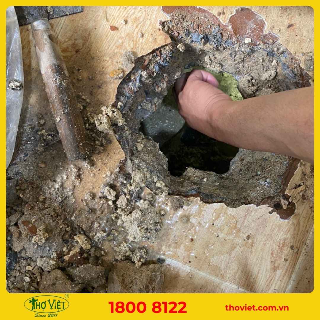 Cách hút hầm cầu tại nhà bằng cách đục phá nền