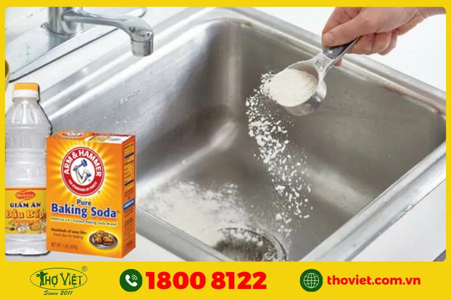 Thông bồn rửa bát bằng hỗn hợp baking soda, giấm trắng & muối ăn