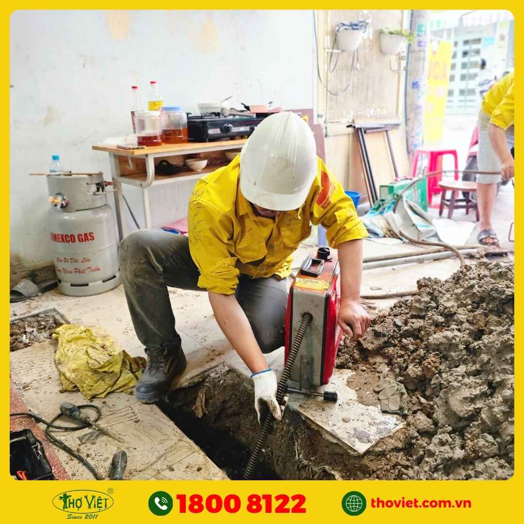 Thông tắc cống nhà hàng bằng máy xoắn chuyên dụng