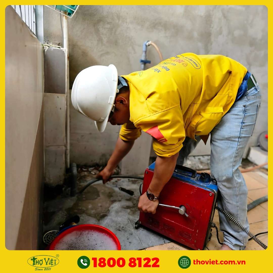 Thông tắc cống thoát sàn bằng máy xoắn