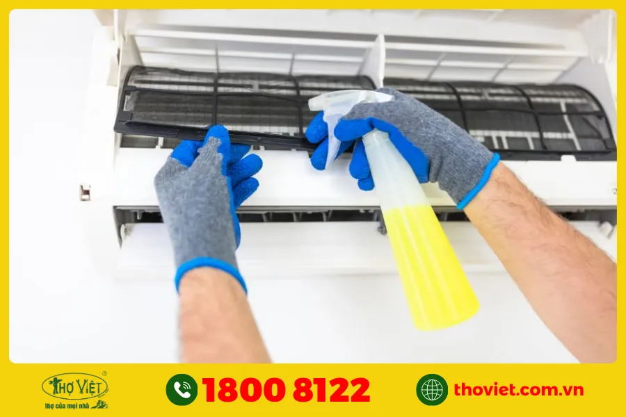 Bình tưới cây giúp gì trong việc vệ sinh máy lạnh?