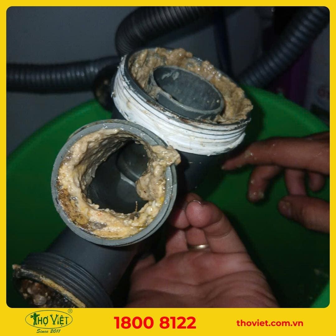 Vỡ đường ống do hầm cầu đầy