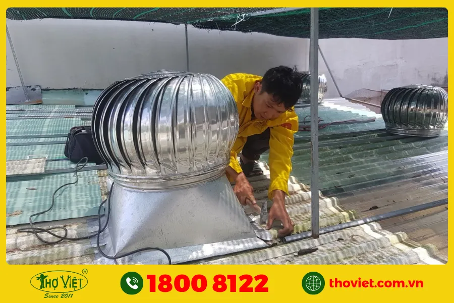 Thợ lắp quả cầu gió