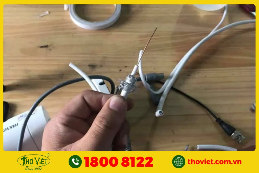 Dây nguồn hoặc zắc cắm từ cảm biến bị đứt, lỏng