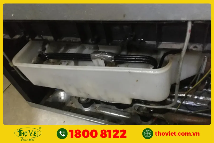 Khay đựng nước thải (phía sau tủ lạnh)