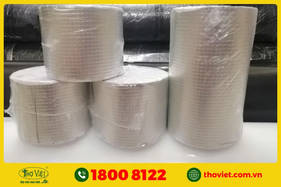 Xử lý lỗ thủng trên mái tôn bằng keo hoặc băng keo chống dột