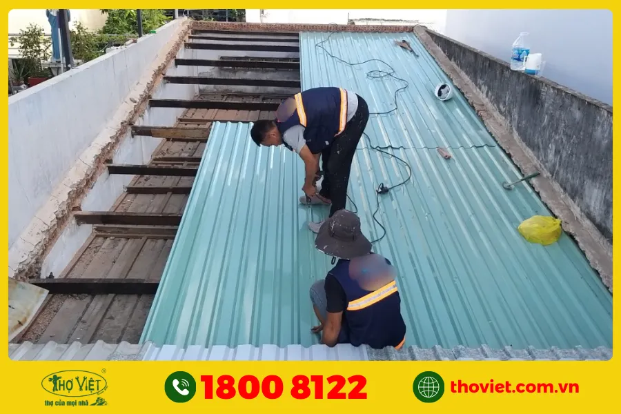Thay thế tấm tôn hư hỏng bằng vật liệu mới, bền chắc hơn
