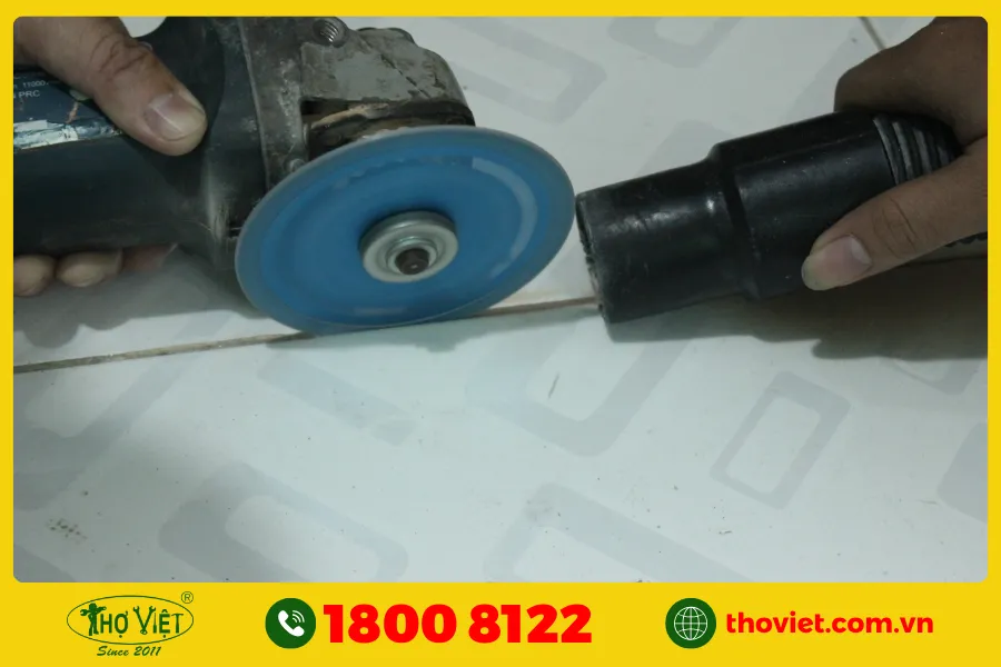 Chống thấm nhà vệ sinh bằng cách cắt mạch gạch