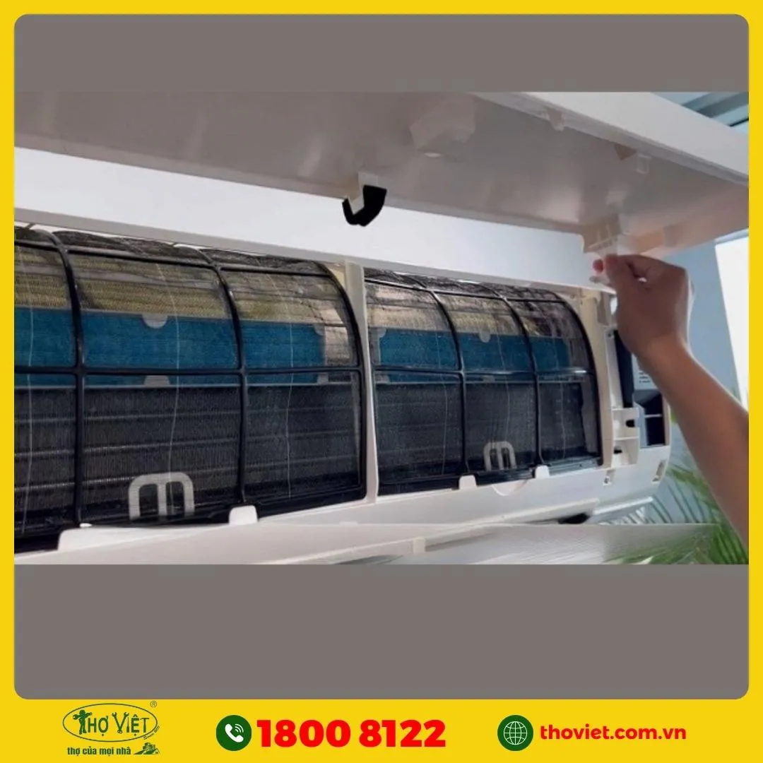 Gỡ khớp hai bên nắp máy lạnh