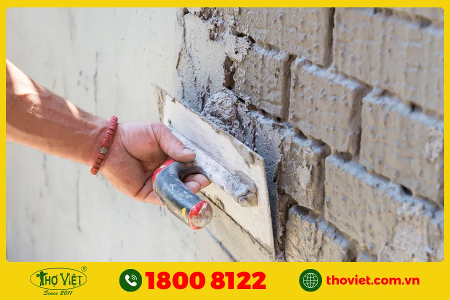 Trát tường là công đoạn sử dụng vữa xây dựng để phủ lên bề mặt tường nhằm tạo ra một lớp phẳng, mịn và ổn định