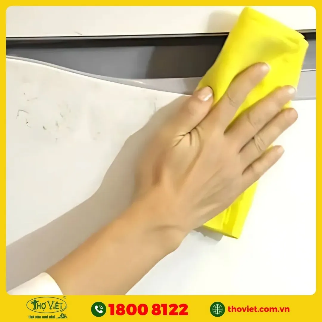 Vệ sinh bên ngoài tủ lạnh
