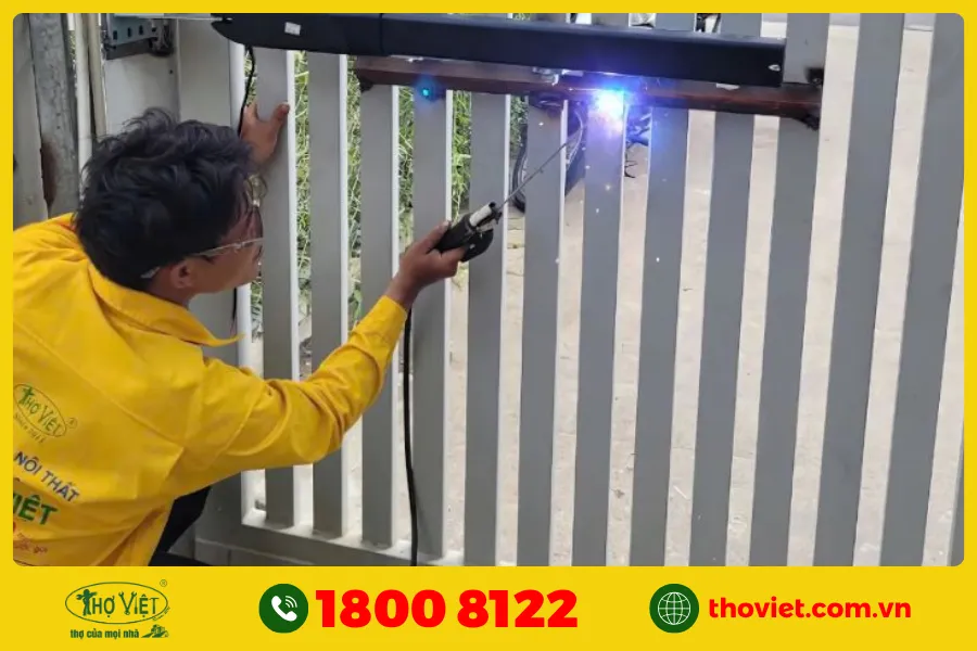 Bảng giá dịch vụ sửa cửa sắt mới nhất 10/2025