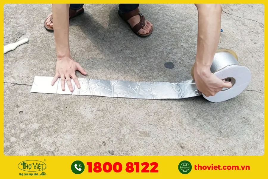 Băng keo chống thấm là vật liệu chuyên dụng có khả năng bám dính cao, giúp bịt kín các khe nứt, mối nối hoặc lỗ hở trên nhiều bề mặt như mái tôn, tường gạch, ống nước hay kim loại.