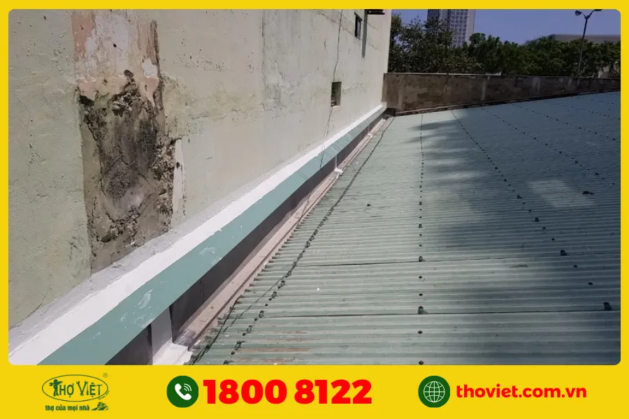 Tại sao, phần mái tôn giáp tường dễ dàng bị thấm?