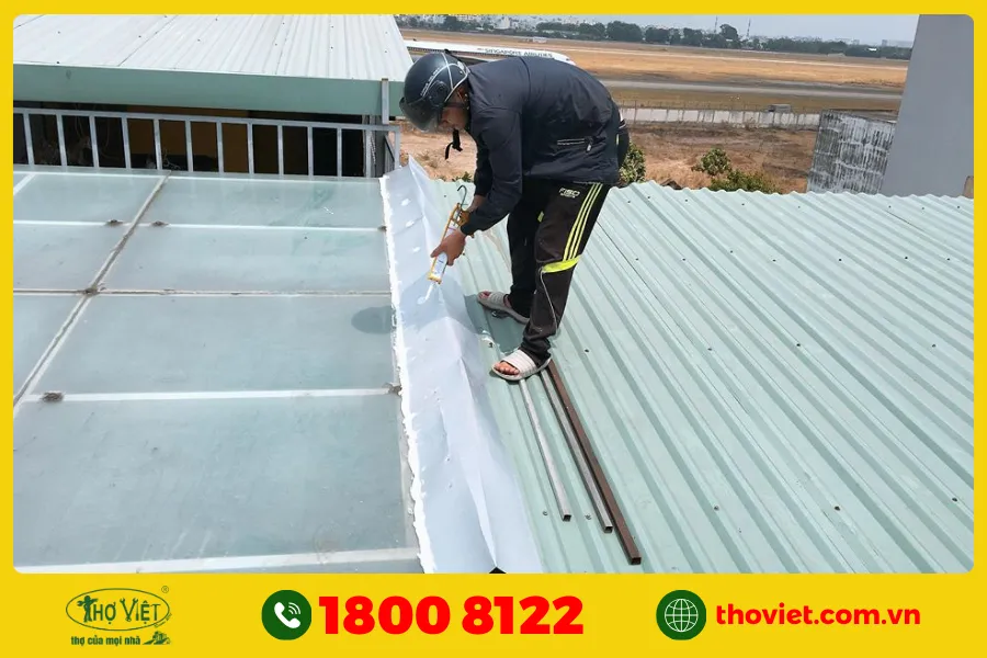 Hàn hoặc dán kín các mối ghép mái tôn