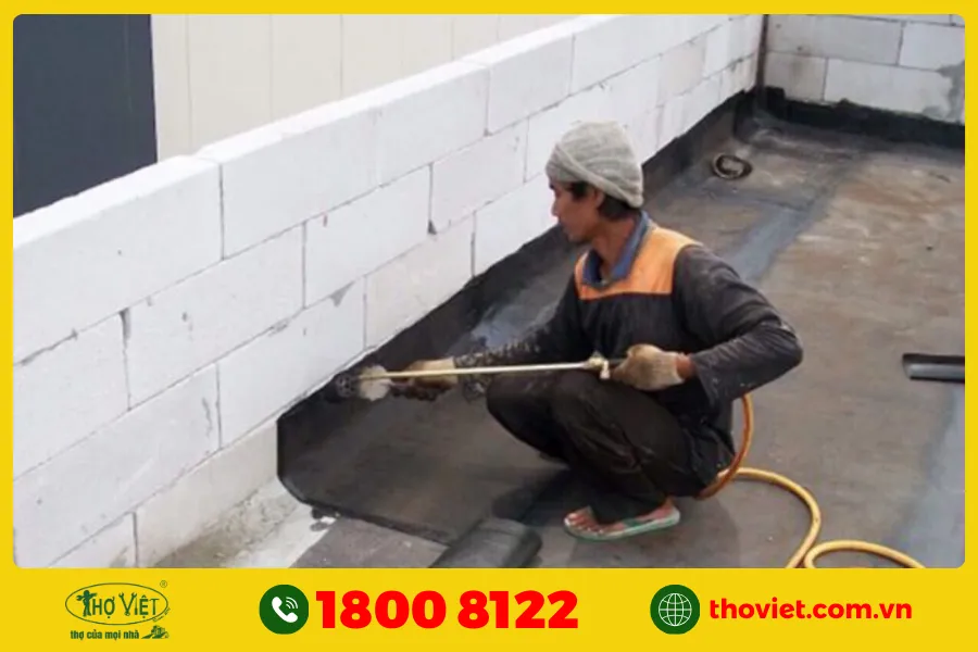 Dán màng chống thấm lên khu vực giáp tường