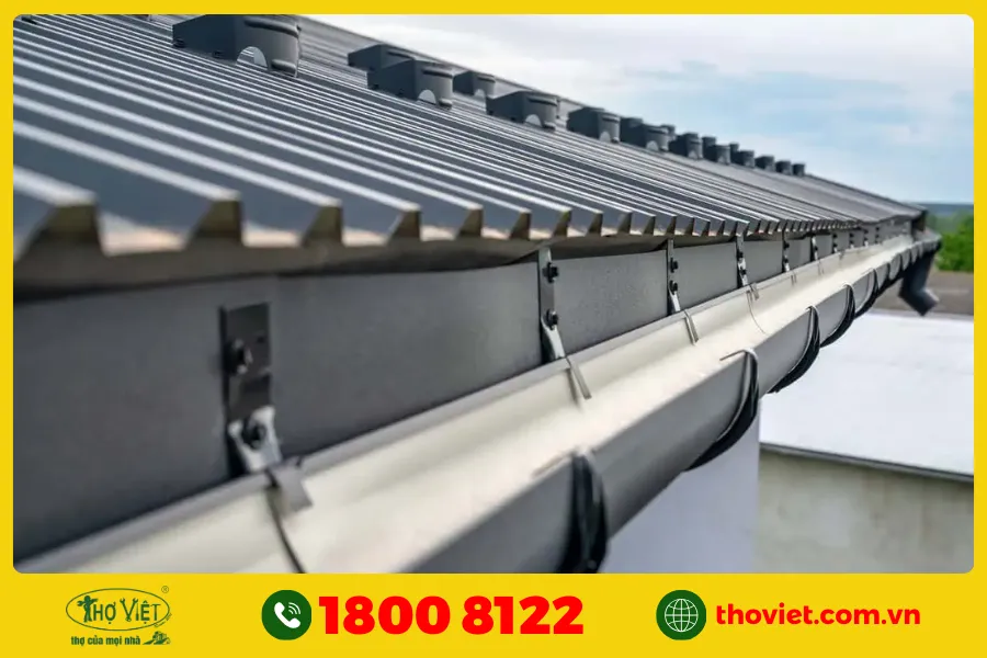 Lắp máng xối để thu nước tại vị trí giáp tường