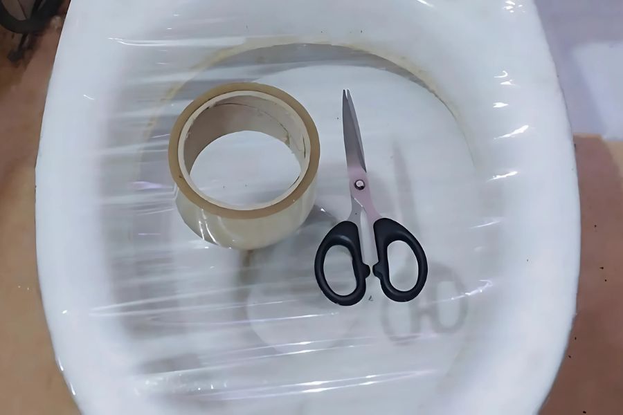 dán băng keo vào bồn cầu đẻ thông tắc