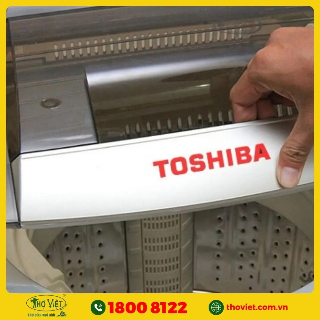 Nắp máy giặt Toshiba chưa khóa chặt